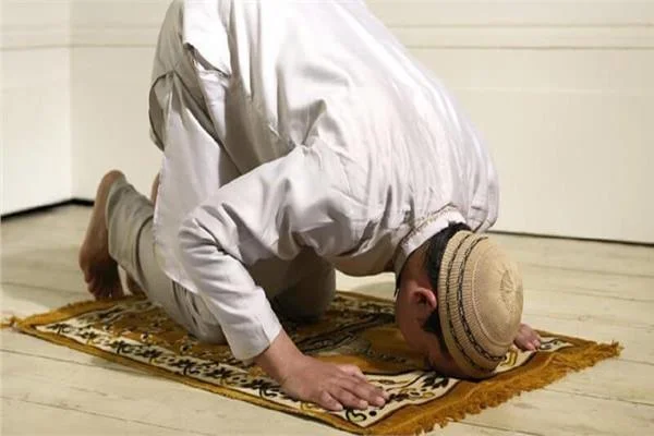 ما حكم قضاء الصلوات الفائتة لسنين طويلة؟ الإفتاء تجيب 