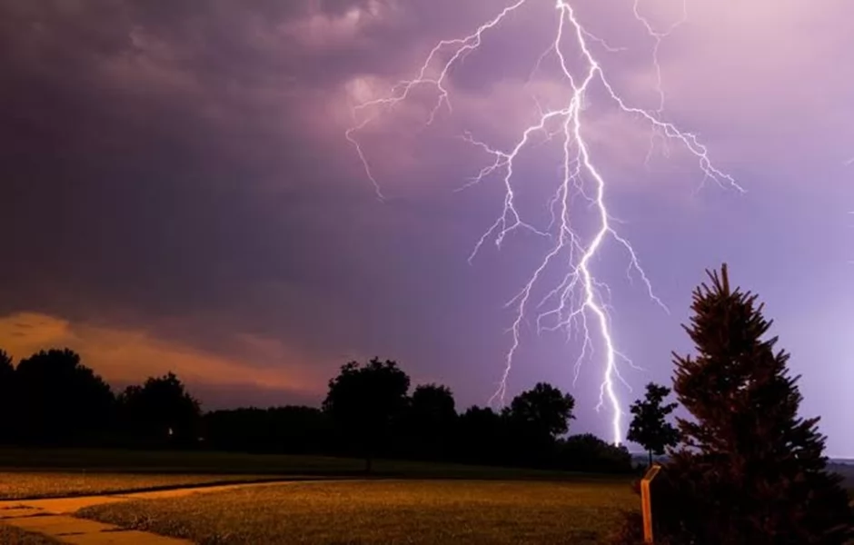 صاعقة برق تودي بحياة أسرة من 6 أفراد في أوغندا