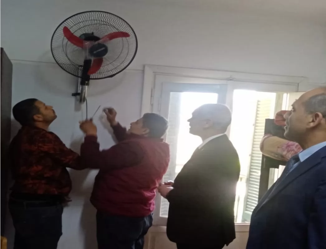 نائب رئيس جامعة أسيوط يتابع تركيب مراوح حجرات مدينة الطالبات 