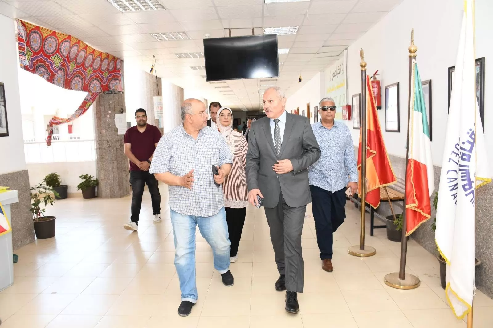 رئيس جامعة القناة يتفقد لجان امتحانات كلية الألسن