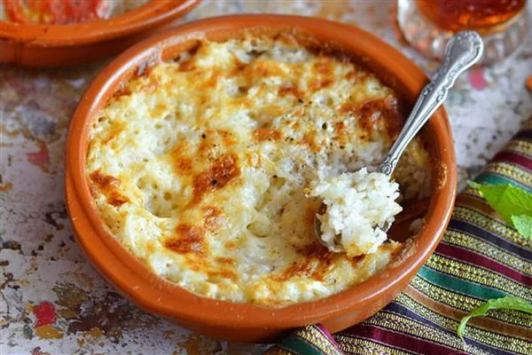 بقوام كريمي ومذاق فاخر.. طريقة عمل الأرز المعمر باللبن والقشطة