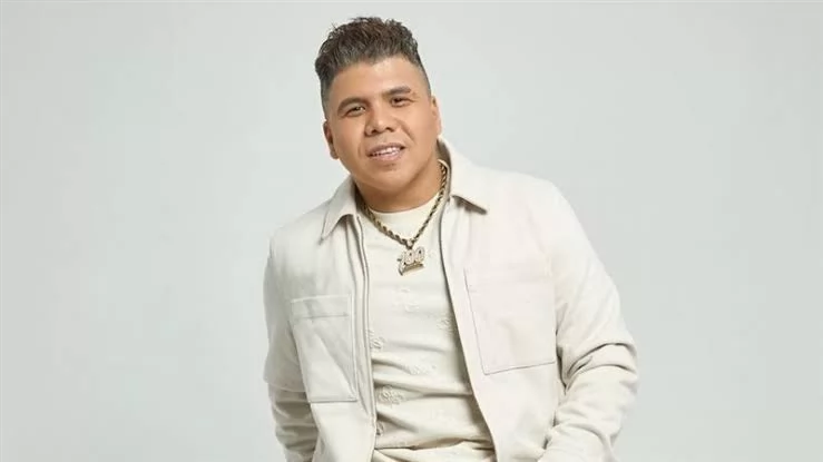 عمر كمال يؤدي مناسك العمرة