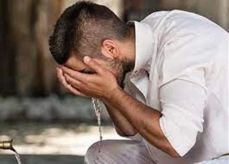 هل مصافحة السيدة تنقض الوضوء؟