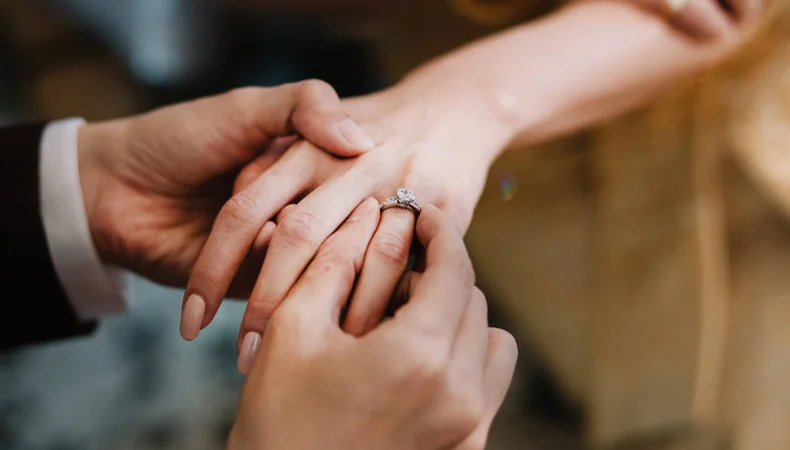 هل يجوز للمرأة المطلقة الرجوع لزوجها الاول إذا تزوجت بعقد عرفي بشخص آخر؟
