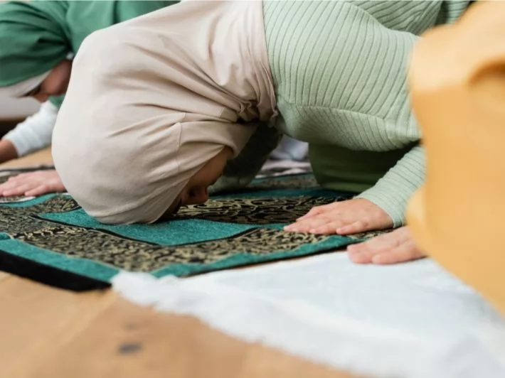 حكم سجود التلاوة والشكر للحائض..الإفتاء توضح