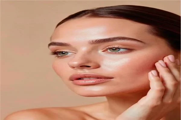  سر البشرة الزجاجية.. كيف يساعد السيروم على تعزيز النضارة والإشراقة؟ 