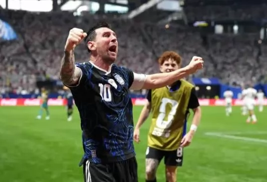 8 أهداف و 4 تمريرات حاسمة.. ميسي  أول لاعب يساهم في 12 هدفًا 