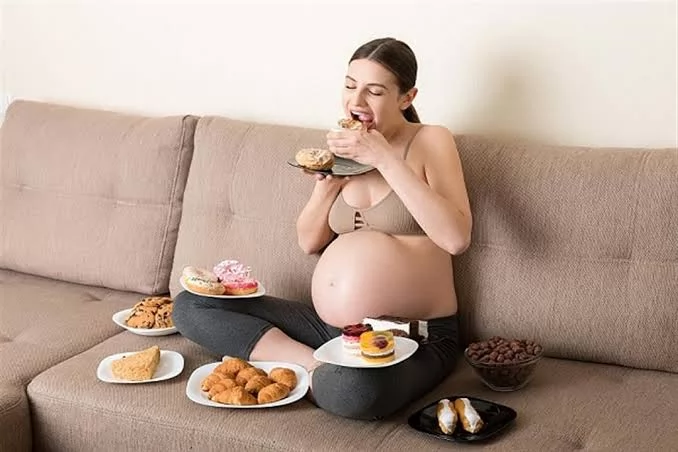 أضرار الإفراط في تناول السكريات أثناء الحمل على الجنين