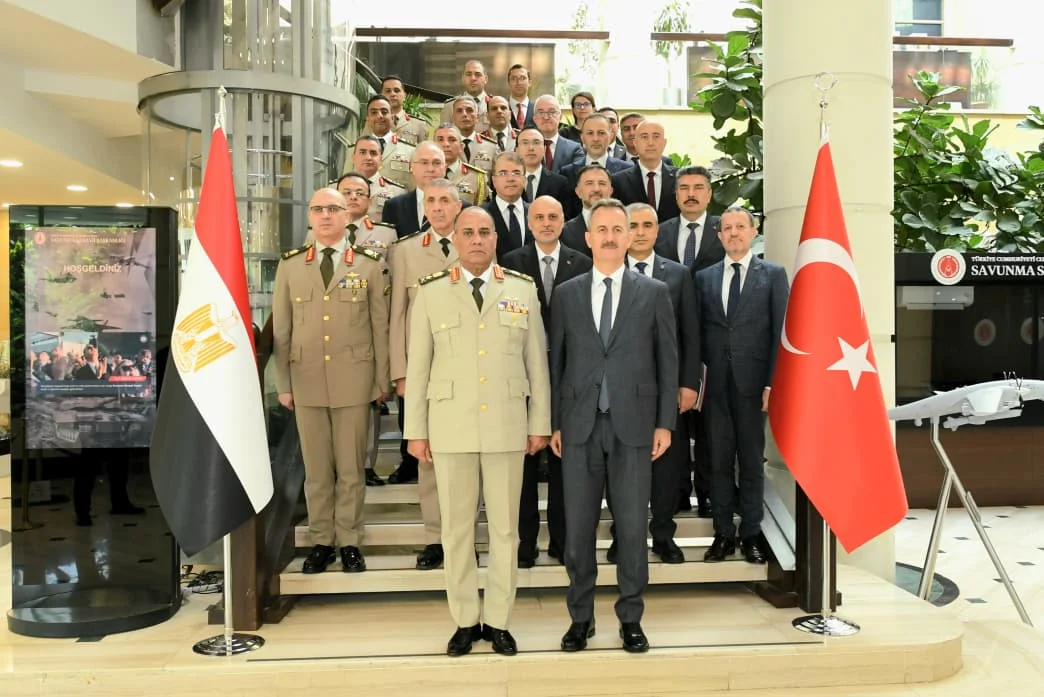 وزير الدفاع يعود من تركيا بعد توقيع خطاب نوايا لتعزيز التعاون الدفاعي المشترك
