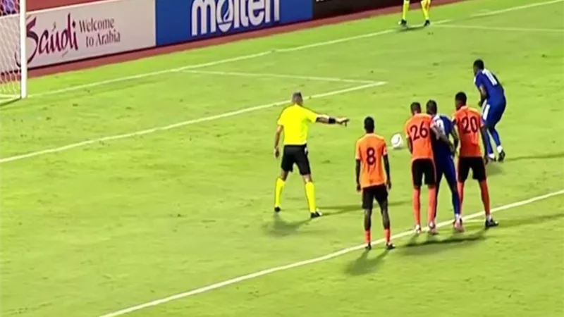  لاعب جامايكي يبتكر طريقة غريبة لتنفيذ ركلة جزاء 