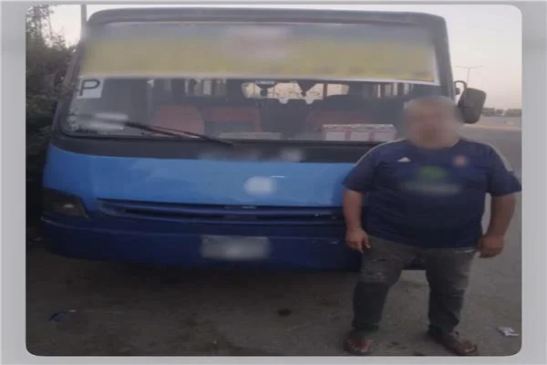 ضبط سائق أتوبيس صعد أعلى الرصيف بمدينة نصر.. لا يحمل رخصة قيادة 