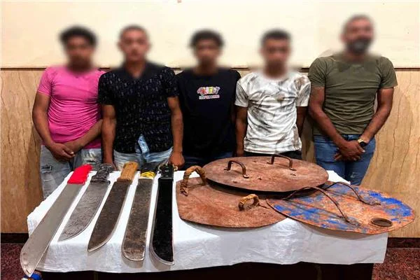  ضبط 5 أشخاص ظهروا في فيديو شاهرين أسلحة بيضاء بالإسكندرية 
