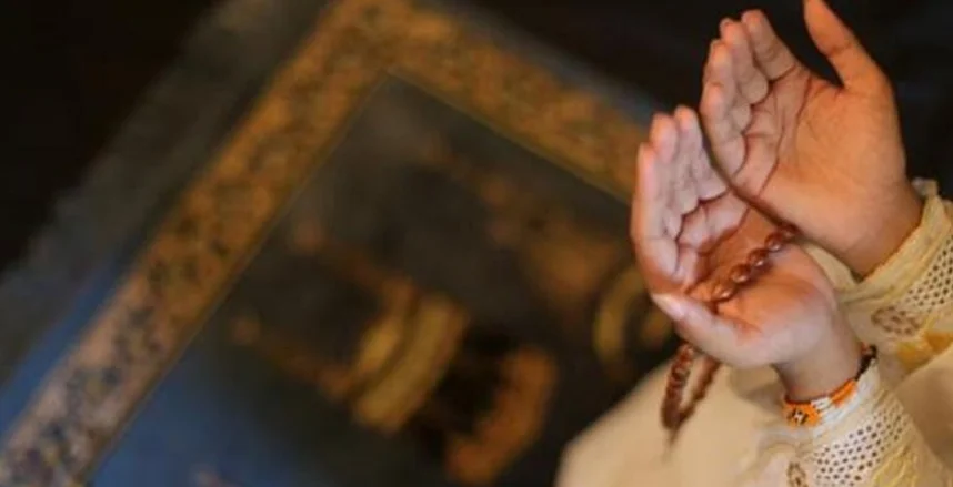  ما حكم ذكر اسم الشخص في الدعاء أثناء الصلاة؟... الإفتاء تجيب 