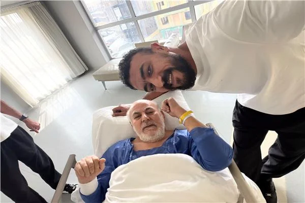  نقل والد أحمد العوضي للمستشفى بعد تعرضه لأزمة صحية 