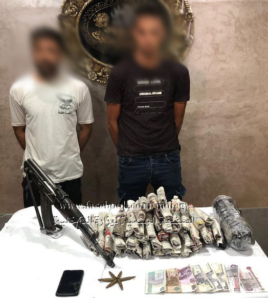 ضبط إثنين من العناصر الإجرامية بالدقهلية لقيامهما بالإتجار فى المواد المخدرة وبحوزتهما كمية من مخدر البانجو وسلاح نارى 