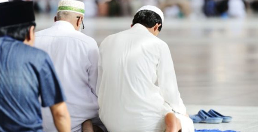 كيف انضم إلى صلاة الجماعة حال البدء فيها؟ 