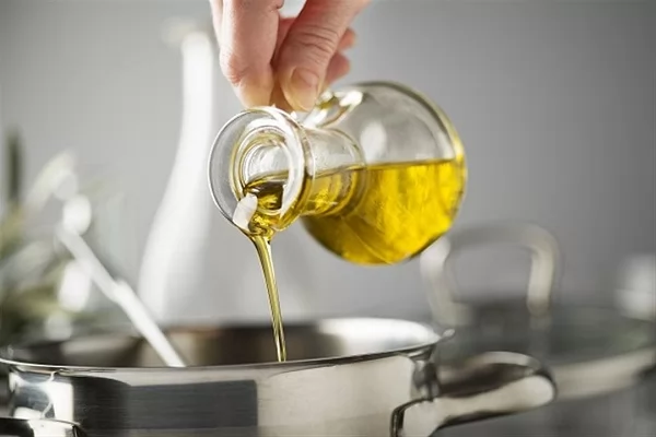 زيوت مفيدة وأخرى يُفضّل الحد منها.. كيف تختارين زيت الطهي؟