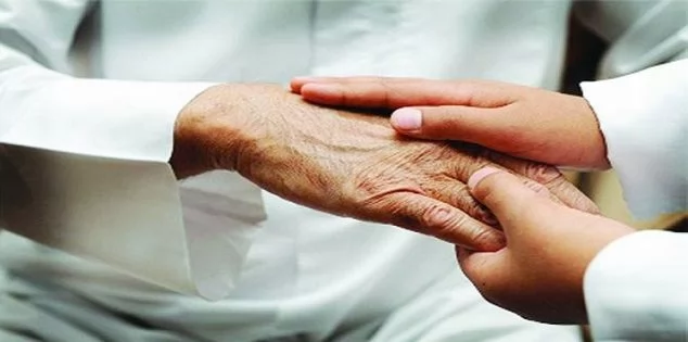 متى يجب شرعًا نفقة الأبناء على أبيهم؟..الإفتاء تُجيب
