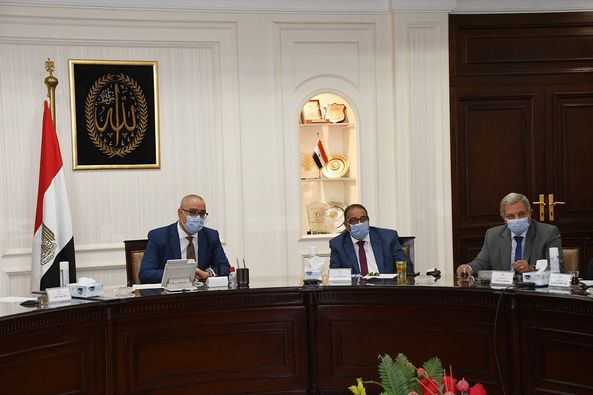 وزير الإسكان يترأس الاجتماع الثانى للجنة إدارة الأزمات لمتابعة إجراءات مواجهة مخاطر الأمطار والسيول بموسم الشتاء المقبل