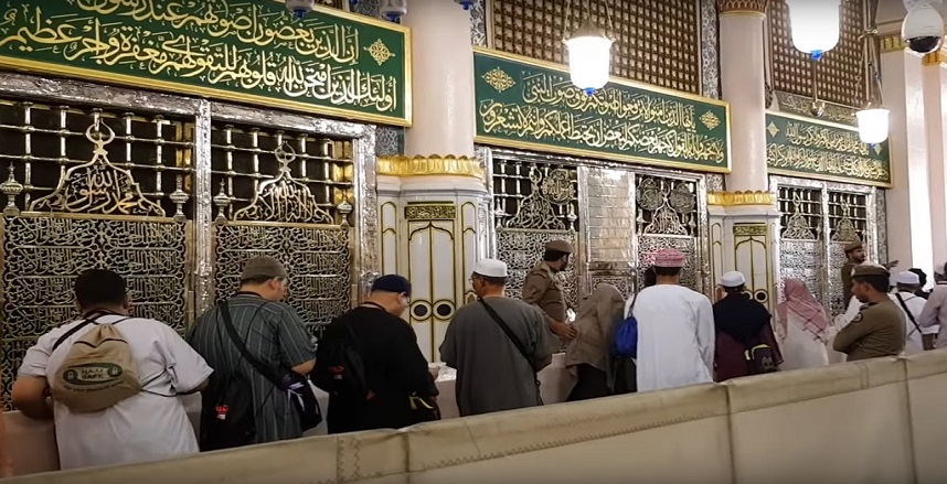 حكم تقديم زيارة النبي على الإحرام والقيام بالمناسك