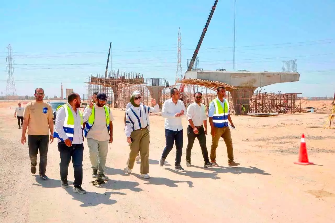 وزيرة الإسكان تتابع موقف تنفيذ عدد من المشروعات بمدينة السويس الجديدة