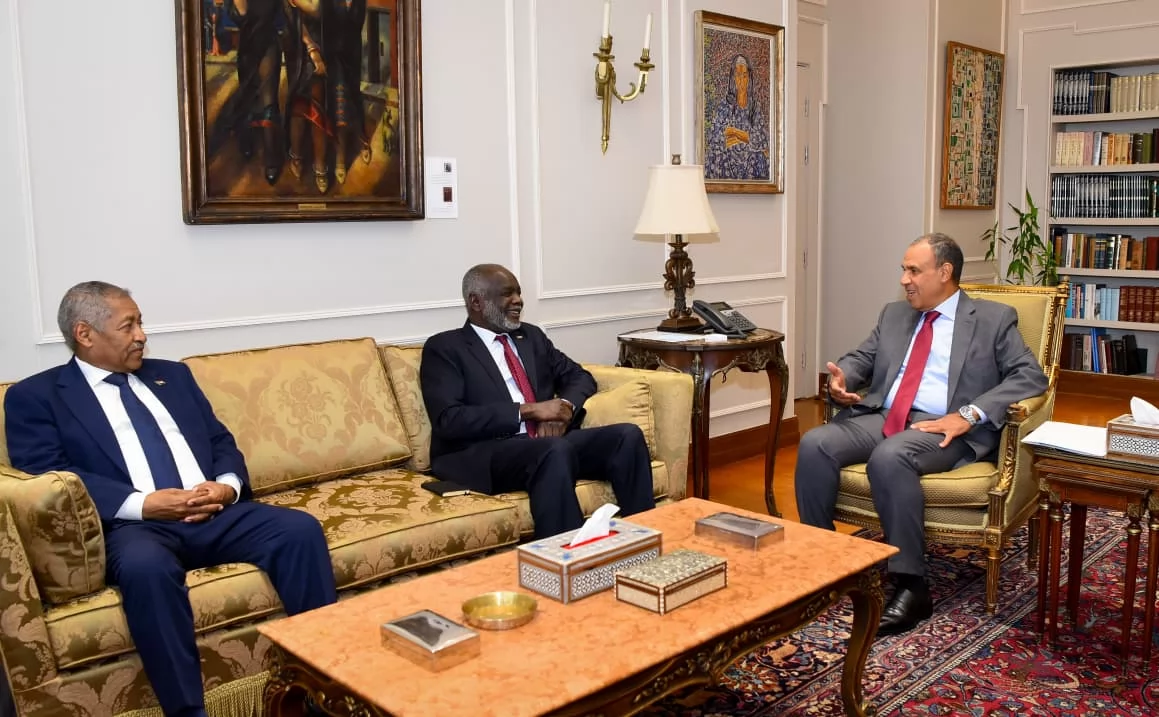 وزير الخارجية يبحث مع نظيره السوداني تعزيز التعاون الاقتصادي وإعادة الإعمار