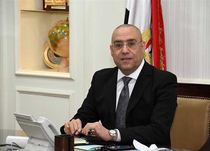 وزير الإسكان: جار الانتهاء من تنفيذ الطبقة السطحية بطول ٧ كم بطريق الروبيكى بالعاشر من رمضان..واستعدادات لمواجهة السيول بمدينة الشروق