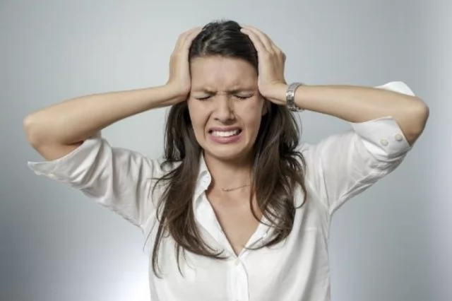 من الهربس للقولون.. كيف يخبرك جسدك أن نفسيتك تحت الضغط؟