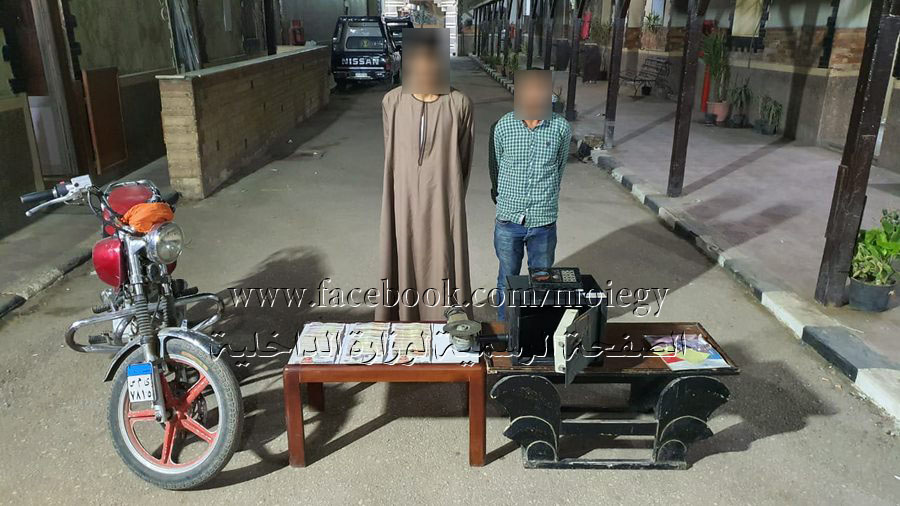 ضبط شخصين بأسيوط لقيامهما بالإشتراك مع آخر فى سرقة خزينة من داخل أحد المساكن.. وإعادة المسروقات