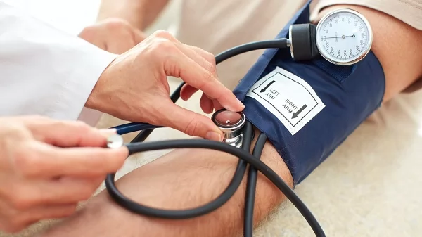 متى يصبح هبوط ضغط الدم خطرًا؟ طبيب يوضح العلامات