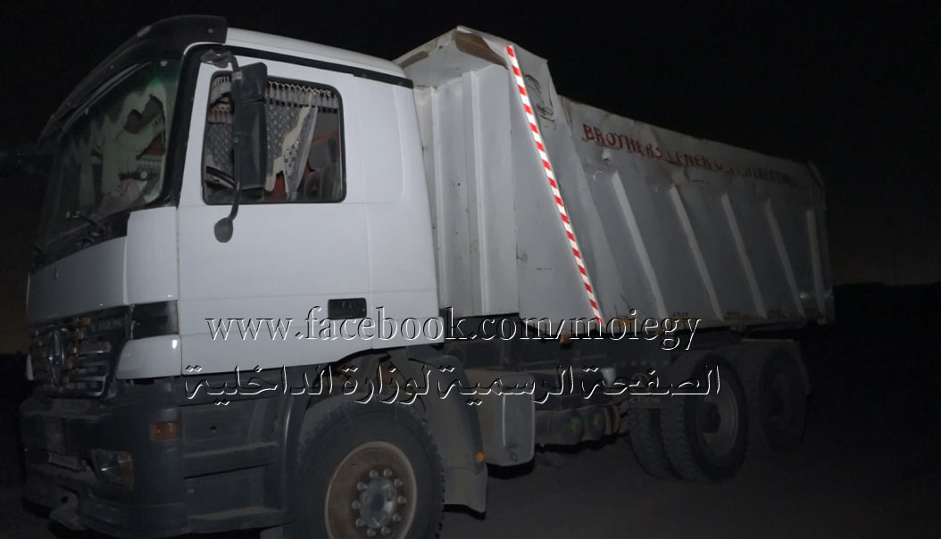 ضبط محجر بدون ترخيص .. وعدد 8 سيارات نقل قلاب ولودر وقائديها حال قيامهم بسرقة المواد المحجرية بالقاهرة