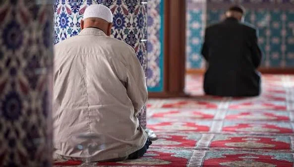 حكم صلاة سنة الجمعة بعد صعود الخطيب المنبر