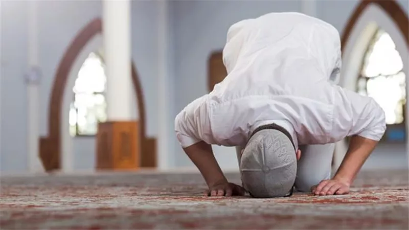  كيف تقف بين يدي الله بقلب حاضر وبخشوع تام؟ 