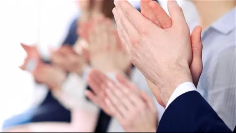 هل التصفيق حرام؟..الإفتاء تُجيب 