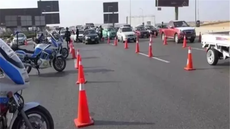 ضبط سائق ملاكي سار عكس الاتجاه في السلام بالقاهرة لاختصار الطريق 