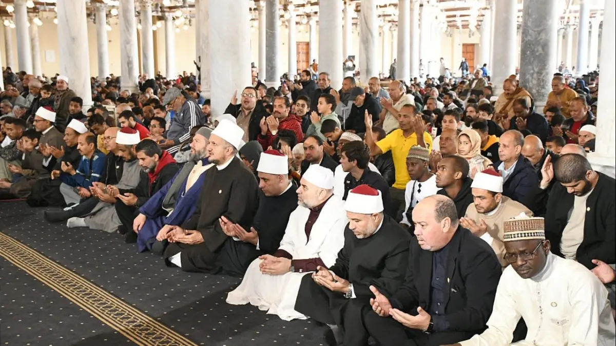 بيان حكم صلاة الجمعة لمن أدرك الإمام في التشهد 