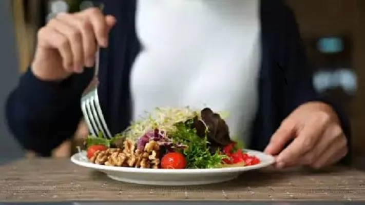 اتباع نظام غذائي مضاد للالتهابات يرتبط بانخفاض خطر الخرف