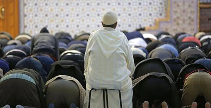 حكم تصحيح القراءة للإمام أثناء الصلاة 