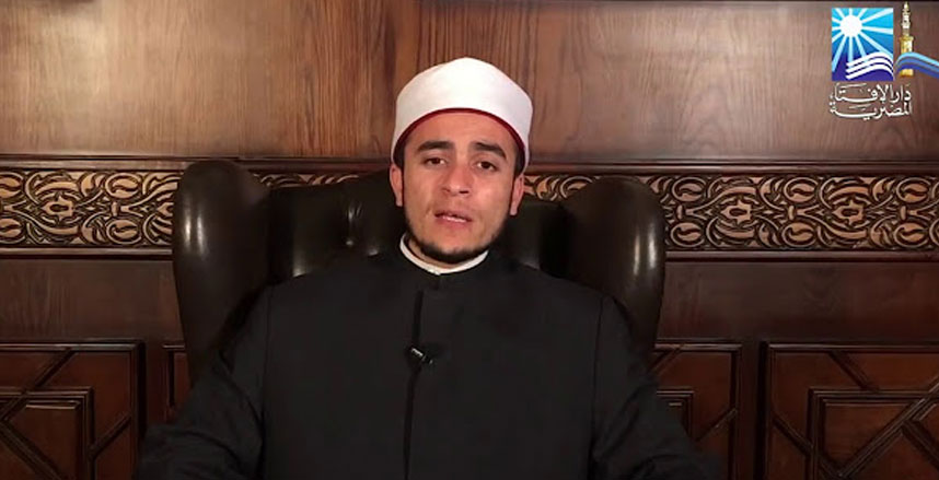 حكم الصلاة بشورت قصير فوق الركبة