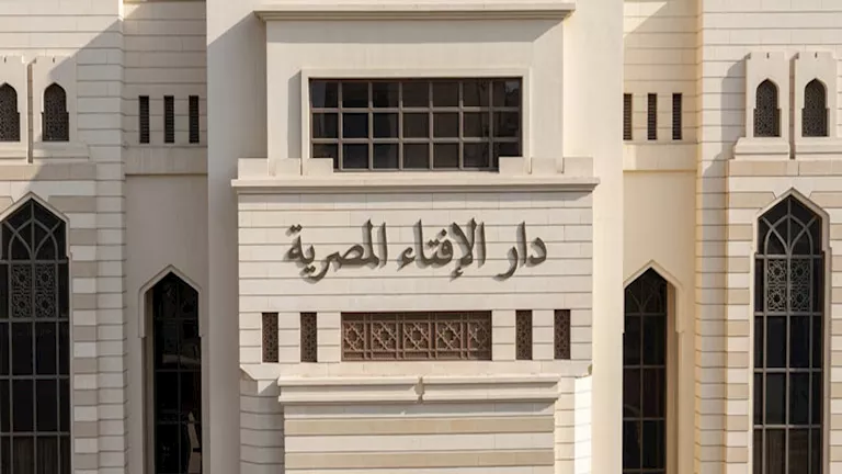 ما حكم قيام أهل امرأة بتوزيع مالها بين ورثتها لكبر سنها؟